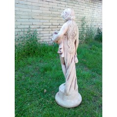 Záhradná socha dievča stojace sa džbány